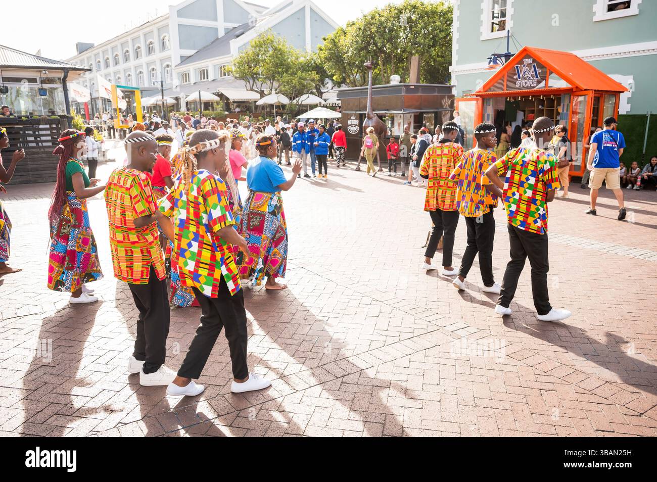 Ballerini tradizionali si esibiscono al V&A Waterfront di città del Capo in Sudafrica. Foto Stock