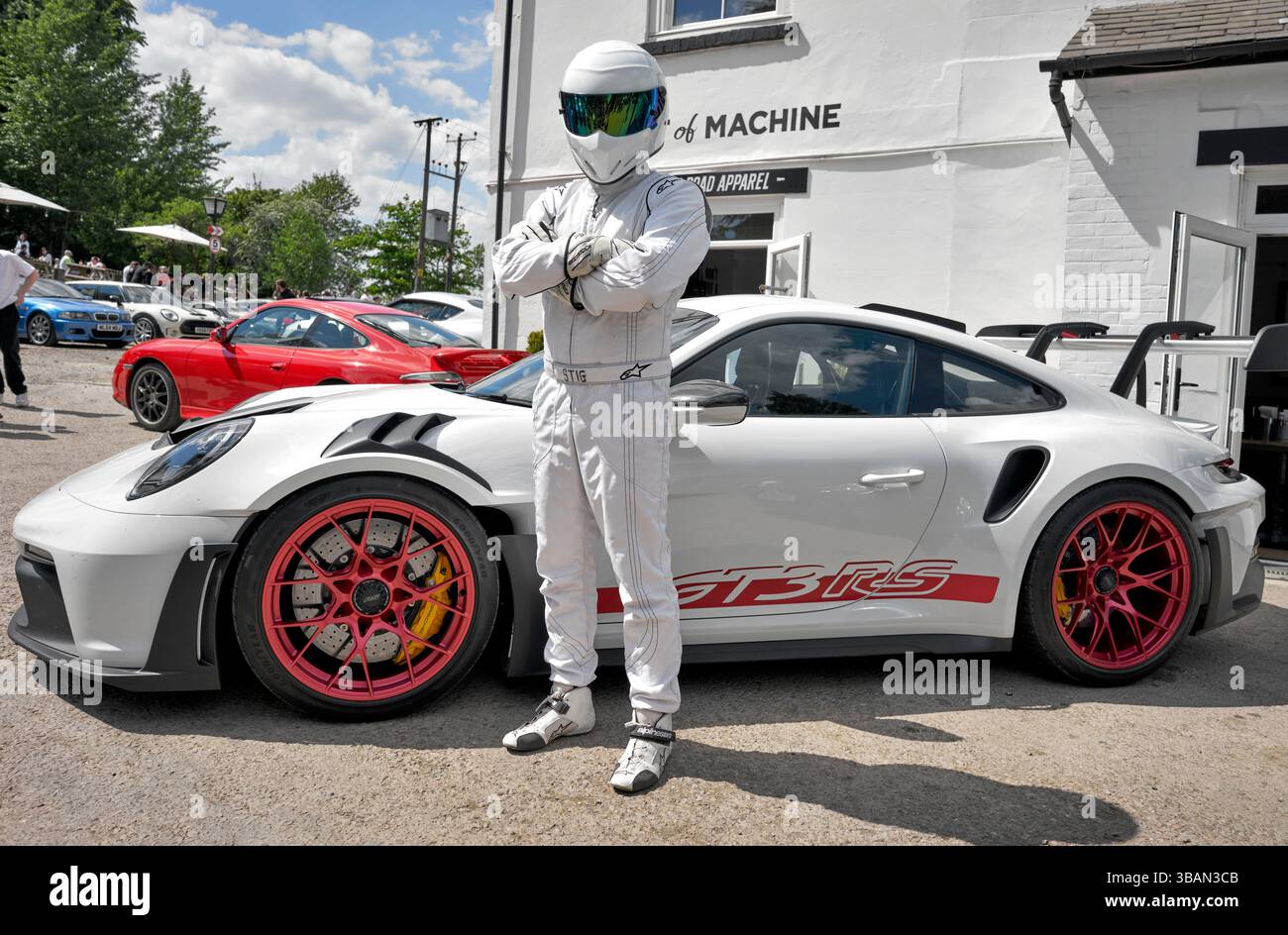 La Stig, in posa tradizionale, e una Porsche 911 GT3 RS. Pilota di show-car TV top Gear. Inghilterra, Regno Unito Foto Stock