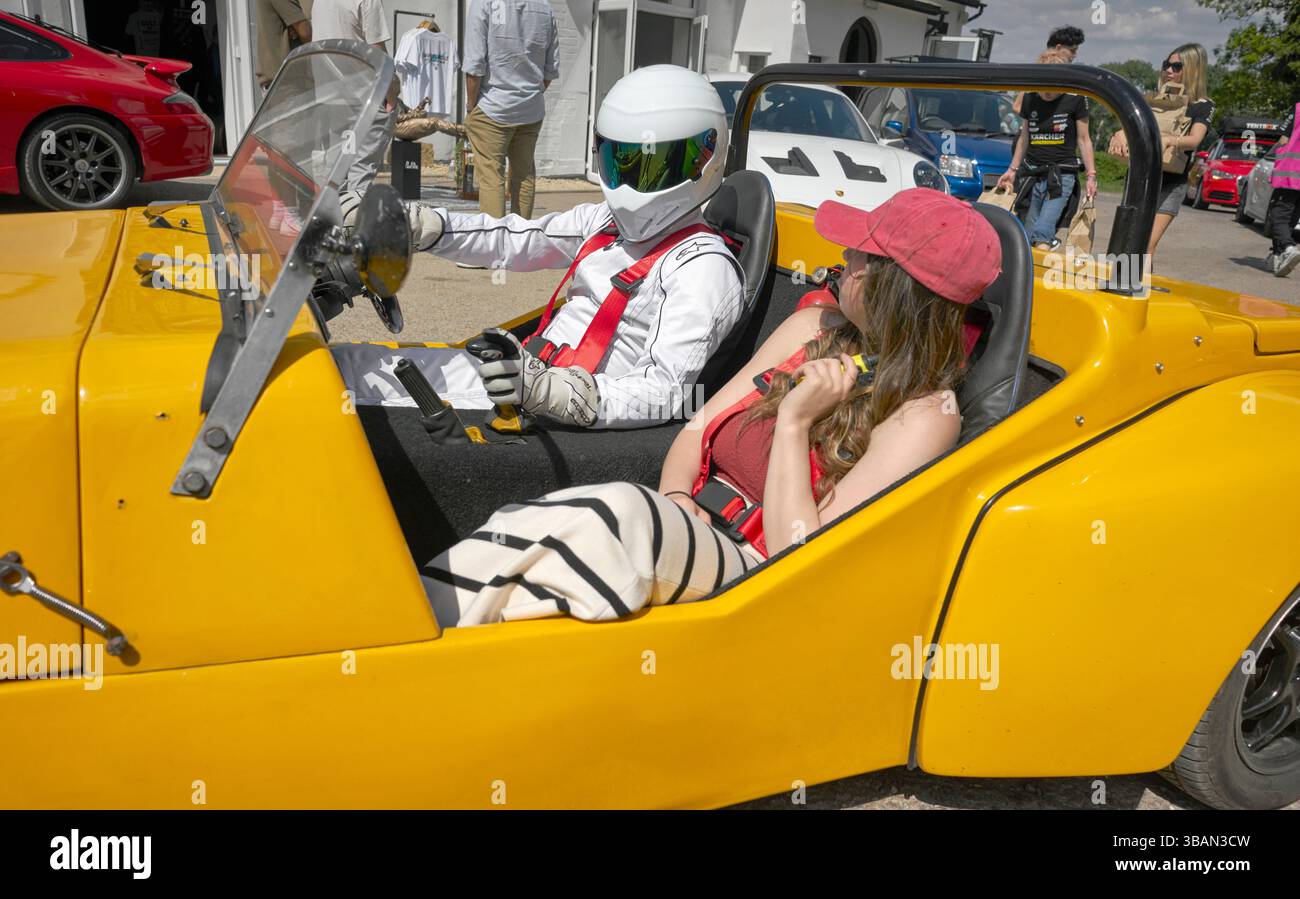 The Stig alla guida di una Vindicator sprint kit car, iconico pilota di Top Gear TV. Inghilterra, Regno Unito Foto Stock