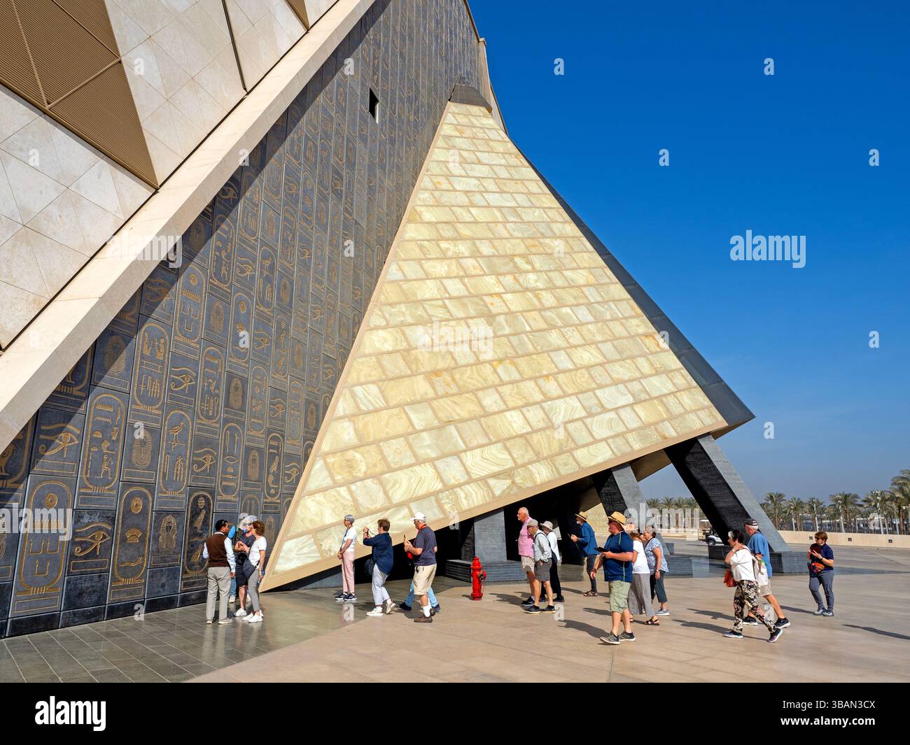 L'ingresso al Grand Egyptian Museum Foto Stock