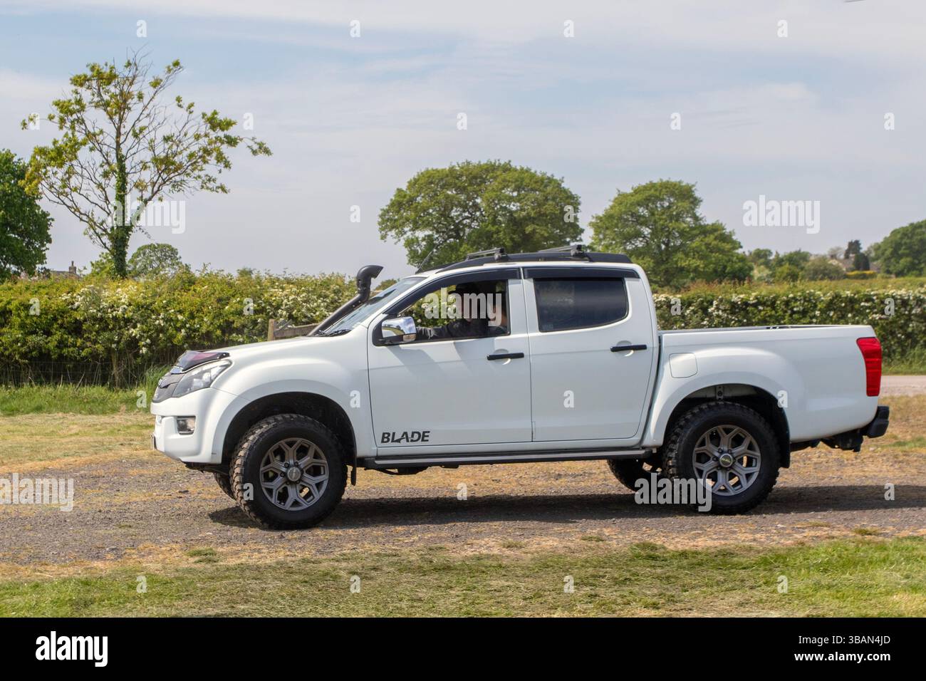 2015 White Isuzu D-Max Blade D/C Twin T TD Auto 163 Auto 4WD LCV Double Cab pick up Diesel 2499 cc, D-Max Blade motore diesel common rail 2,5 litri Twin Turbo; 2025 ruote in su Nord, evento cultura automobilistica, evento classico e supercar modificato, Longridge, Inghilterra, Regno Unito Foto Stock