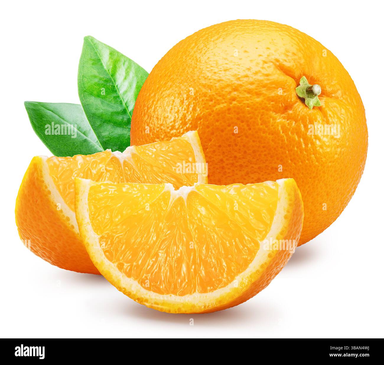 Frutta d'arancia con foglie verdi e fette d'arancia su sfondo bianco. Il file contiene il percorso di ritaglio. Foto Stock