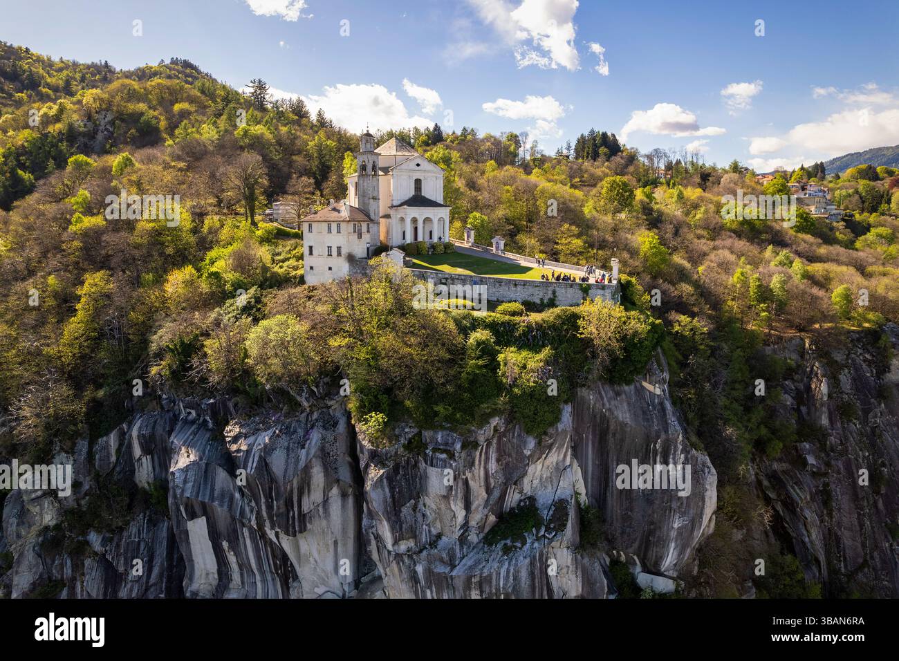 Vista dalla scogliera del santuario della Madonna del Sasso, Verbano-Cusio-Ossola, Piemonte, Italia Foto Stock