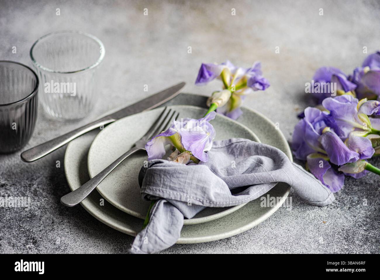 Primo piano di un luogo decorato con fiori di Iris azzurri pallidi Foto Stock