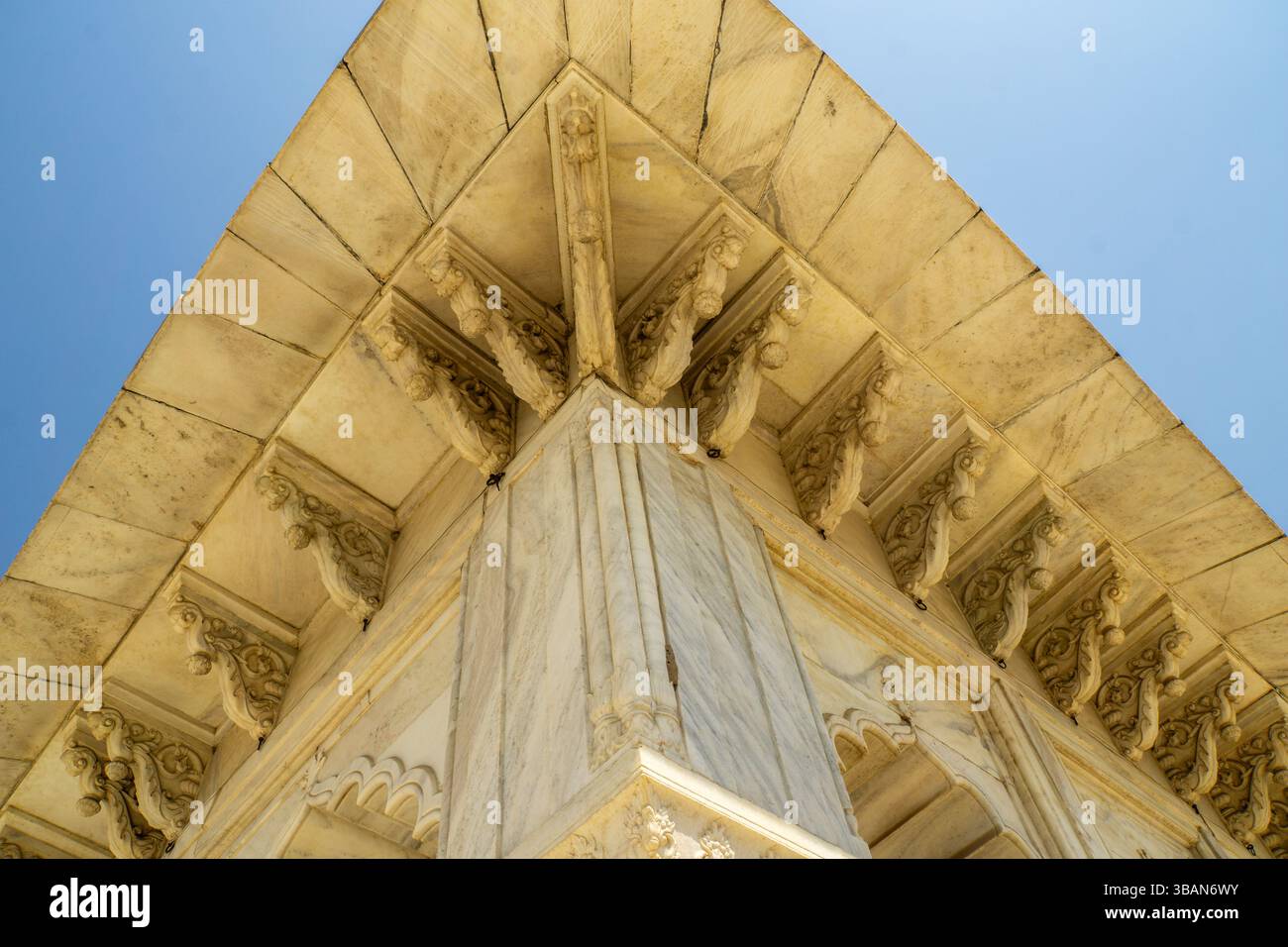 Dettaglio architettonico angolare rivolto verso l'alto, il Khas Mahal, nel forte di Agra, Agra, Uttar Pradesh, India, con cornicione in marmo, marmo dipinto e intagli Foto Stock