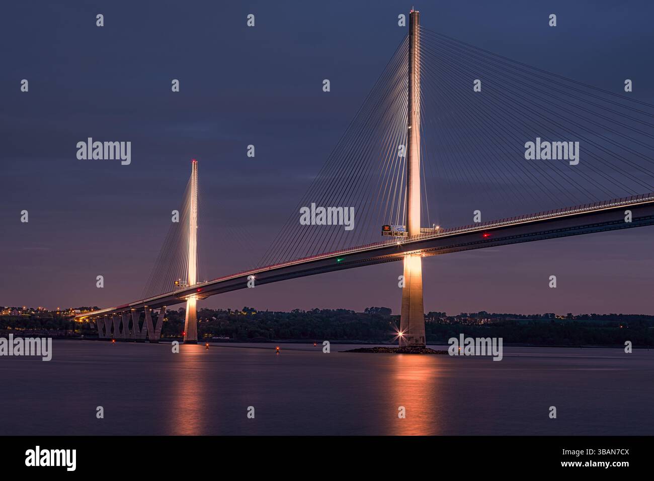 La Queensferry attraversando il Firth of Forth nei pressi di Edimburgo Foto Stock La Queensferry attraversando il Firth of Forth nei pressi di Edimburgo Foto Stock
