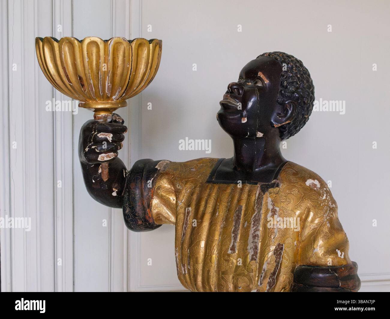 Statua di Blackamoor nel XVIII secolo château du haut al Domaine de Villarceaux, Val d'Oise, Francia Foto Stock