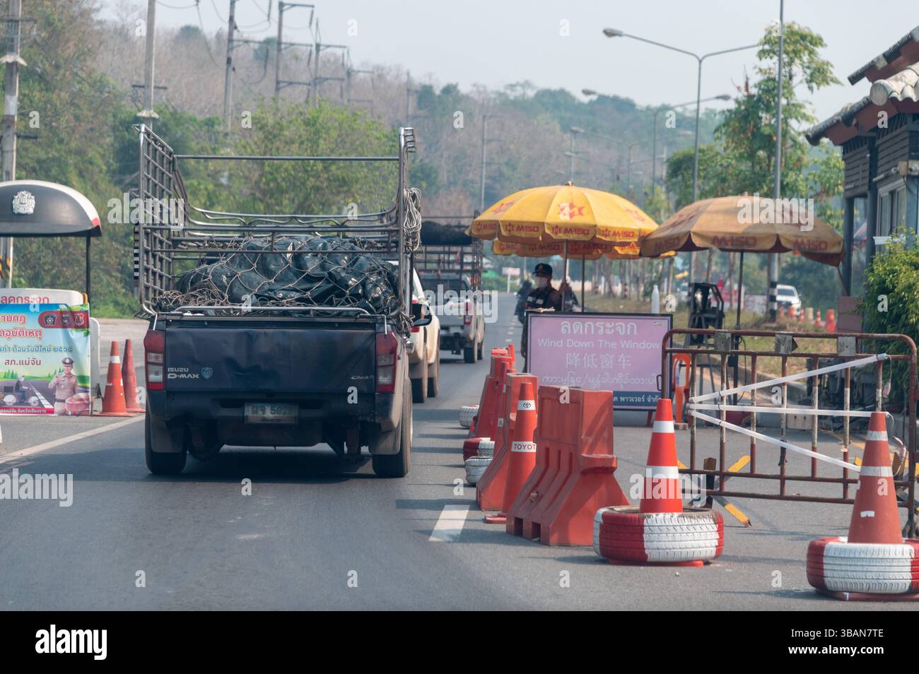Un punto di controllo della strada della polizia tailandese vicino al nord della Thailandia, al confine con Myanmar e Laos. La polizia thailandese imposta frequentemente posti di blocco stradali, in particolare Foto Stock