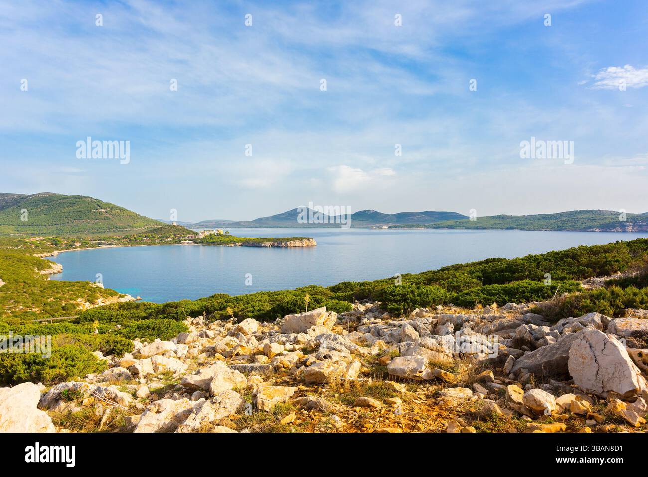Vista di Punta Giglio e del Parco Nazionale di Porto Conte da Capo caccia, Sardegna, Italia. Foto Stock