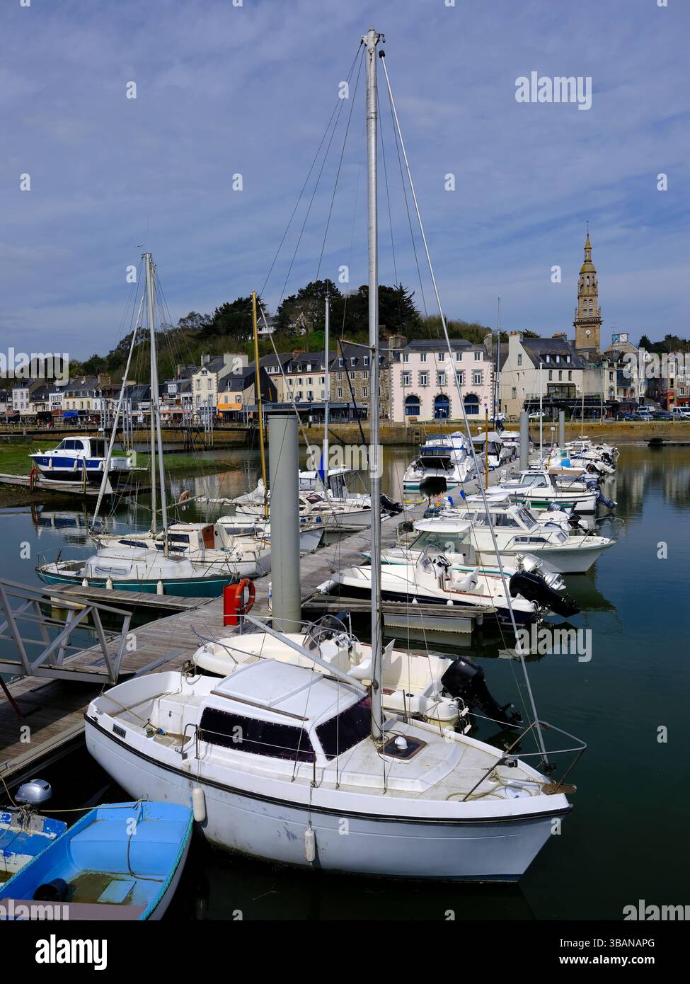 Barche nel porto turistico di Binic, comune nel dipartimento di Côtes-d'Armor della Bretagna nel nord-ovest della Francia. Foto Stock