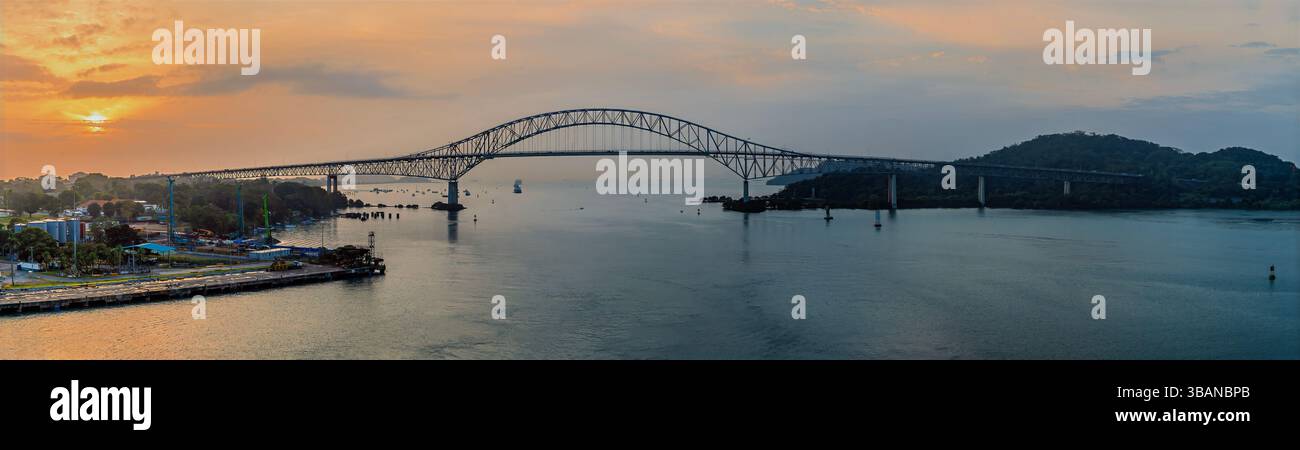 Una vista panoramica da una nave che naviga sotto il Ponte delle Americhe verso l'ingresso del Canale di Panama a Panama all'alba in primavera Foto Stock