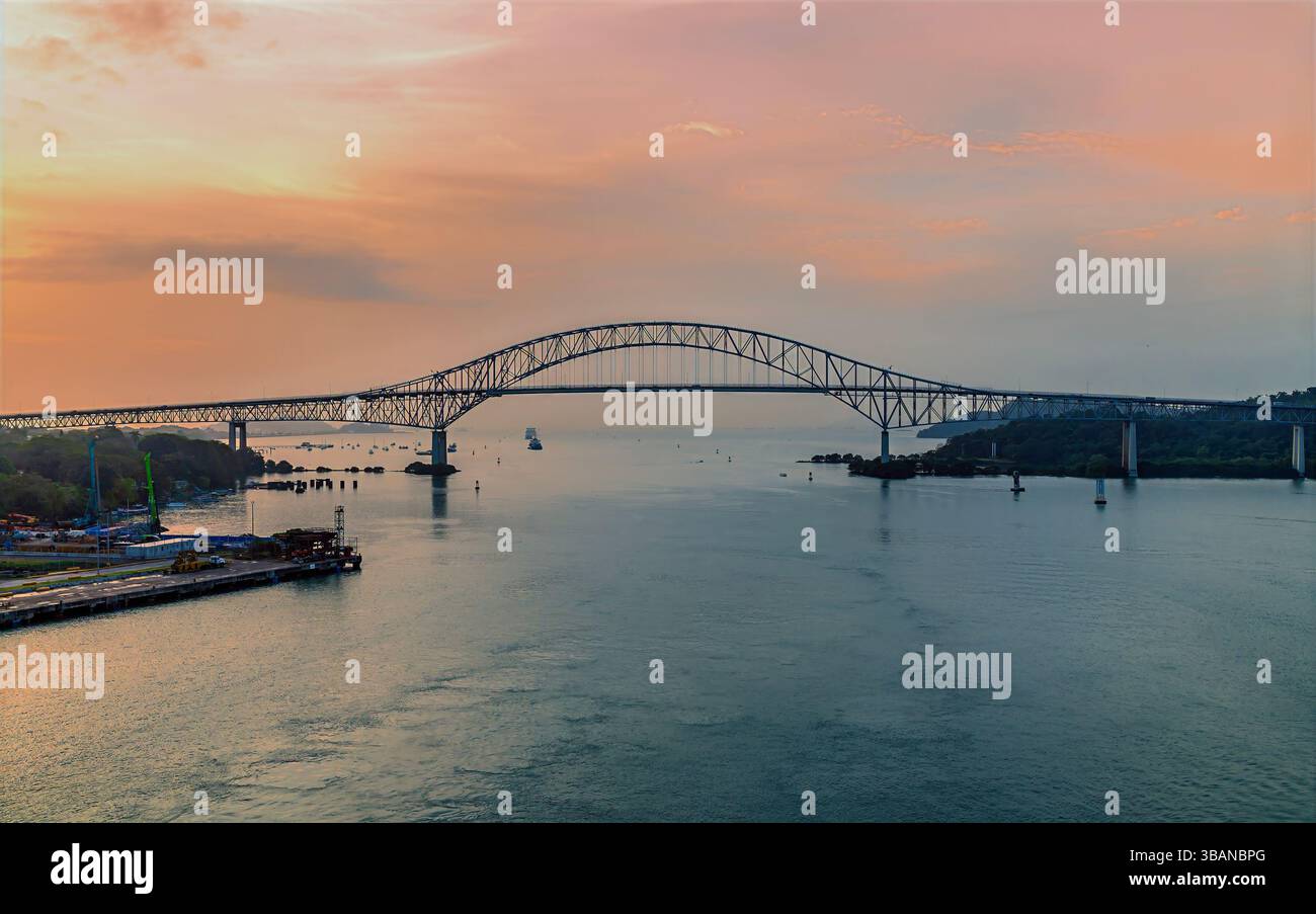 Una vista da una nave che naviga sotto il Ponte delle Americhe verso l'ingresso del Canale di Panama a Panama all'alba in primavera Foto Stock