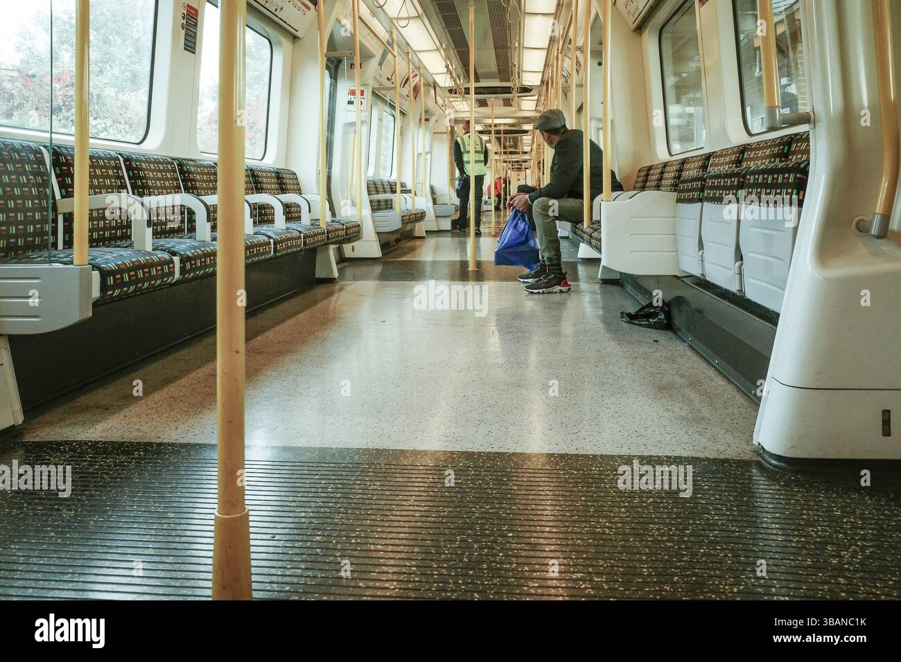 Passeggeri su un treno della metropolitana District Line nel Regno Unito in Europa. Foto Stock