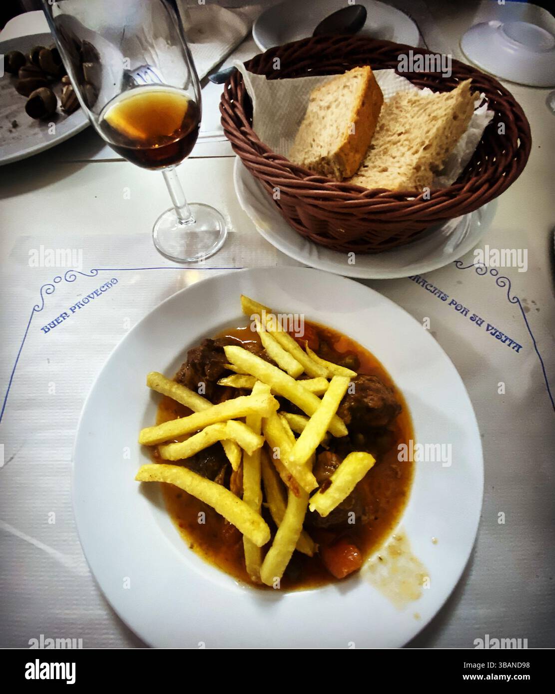 Cinghiale con patate fritte, pane e vino sherry ad Arcos de la Frontera, provincia di Cadice, Andalusia, Spagna Foto Stock
