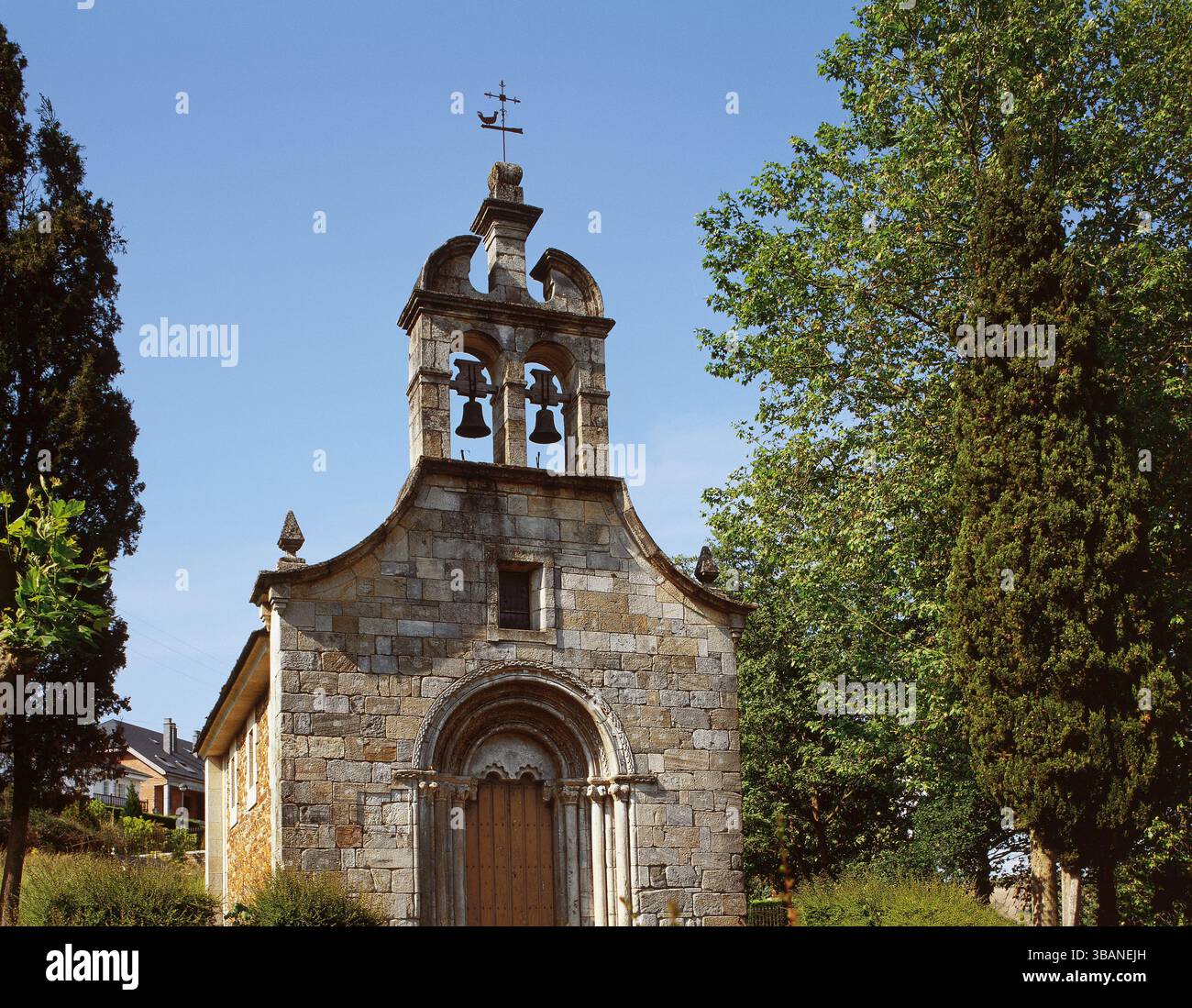 Chiesa di San Pedro (Igrexa de San Pedro). Tempio di origine romanica eretto nel X secolo e consacrato nel 1182 da Rodrigo, vescovo di Lugo. Portomarín, provincia di Lugo, Ribeira Sacra, Galizia, Spagna. Foto Stock