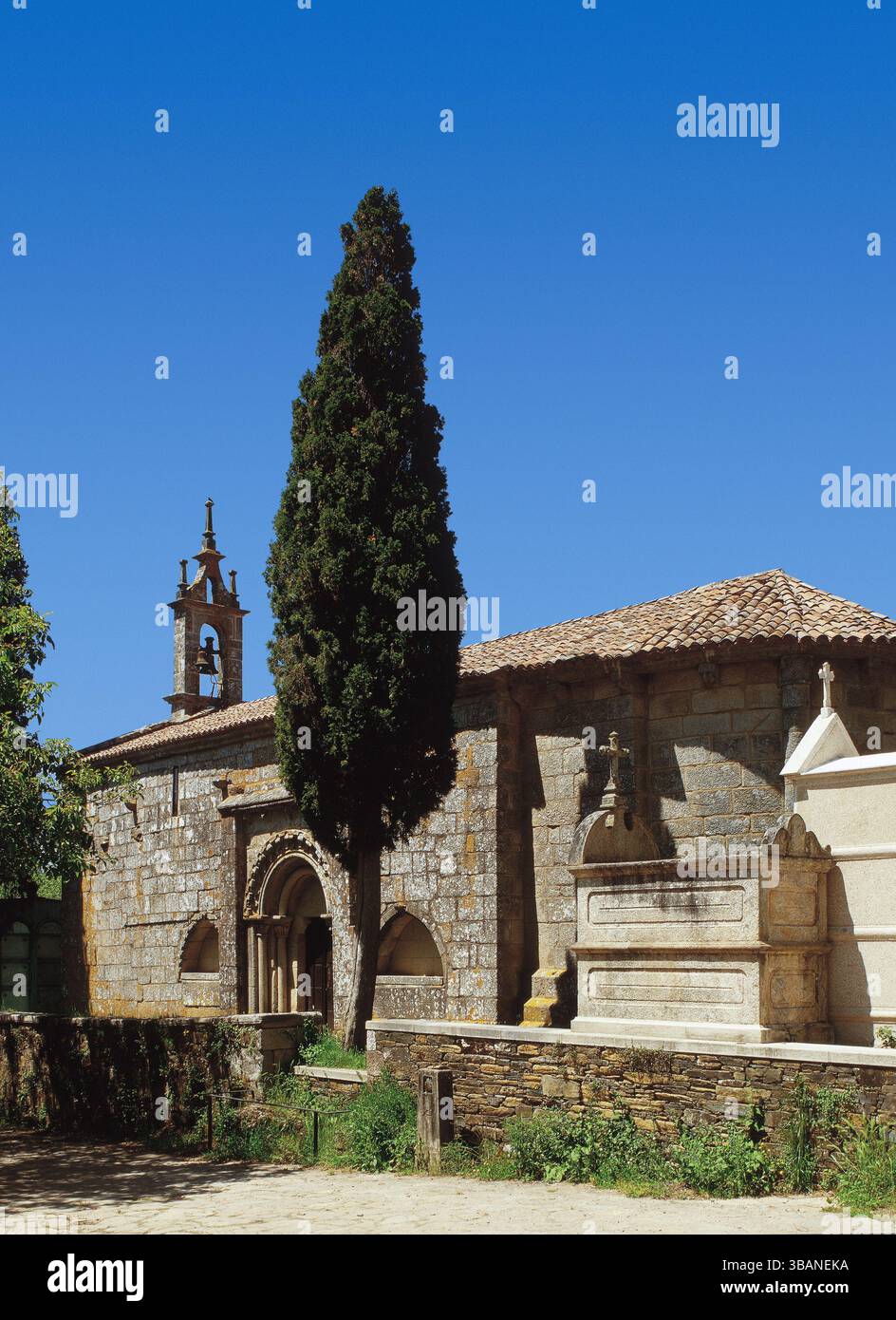 Chiesa di Santa María (Chiesa di Santa Maria). Tempio romanico costruito nel XII secolo. Intorno ad esso si trova un piccolo cimitero. Melide, provincia di A Coruña, Terra de Melide, Galizia, Spagna. Foto Stock