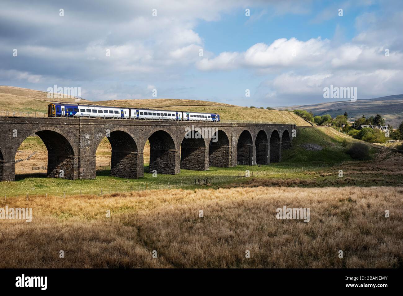 Un treno nord diretto a Leeds che attraversa Dandry mire sulla linea ferroviaria Settle-Carlisle, Garsdale, Westmorland & Furness, Cumbria, Regno Unito Foto Stock