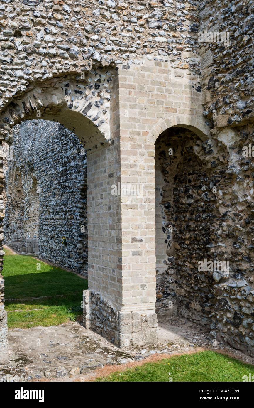 Un arco che è stato restaurato al Priorato di Castle Acre. I moderni mattoni mostravano che era ricostruito e non originale. Foto Stock