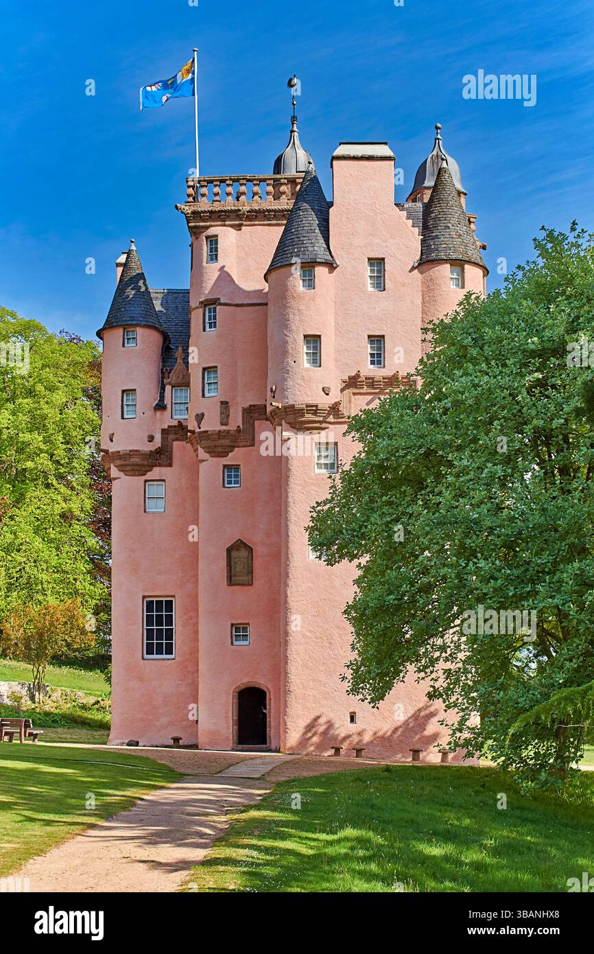 Castello di Craigievar Alford Aberdeenshire Scozia roccaforte con lembi rosa con bandiera Foto Stock