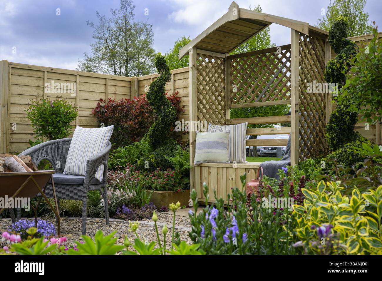 Vincitore della medaglia d'oro per la partecipazione al concorso Butterfly Garden (sedia, caminetto, spazio per sedersi e rilassarsi) - Harrogate Spring Flower Show 2025, Yorkshire, Inghilterra Regno Unito. Foto Stock