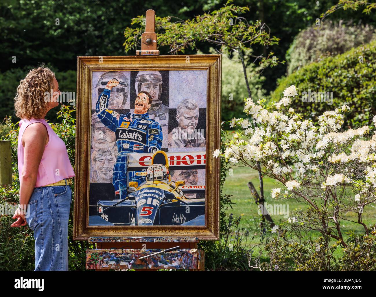 New Forest, Inghilterra, Regno Unito. 13 maggio 2025. La famiglia Lawrence proprietaria della tenuta del defunto Anthony Lawrence donerà un dipinto intitolato "The British World Champions" al National Motor Museum di Beaulieu. Il museo ha visitato il grande archivio delle opere di Lawrence di recente e sono stati lieti di ricevere il dipinto, che è stato dipinto nel 1992, di Nigel Mansell e di altre stelle di Formula uno. Crediti: Paul Quezada-Neiman/Alamy Live News Foto Stock