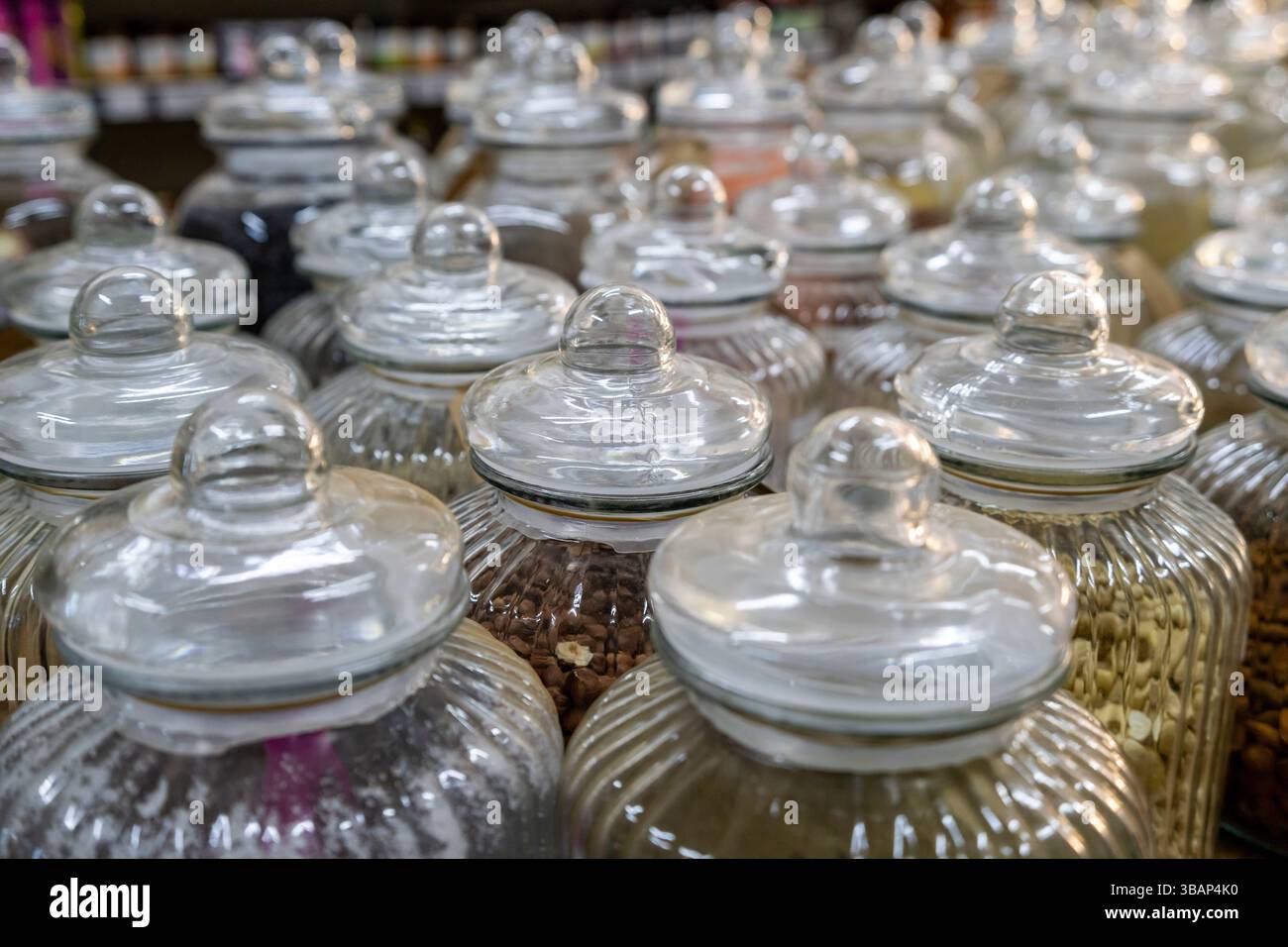 Vasi di vetro con prodotti ecologici, negozio ecologico, Granada, Andalusia, Spagna Foto Stock