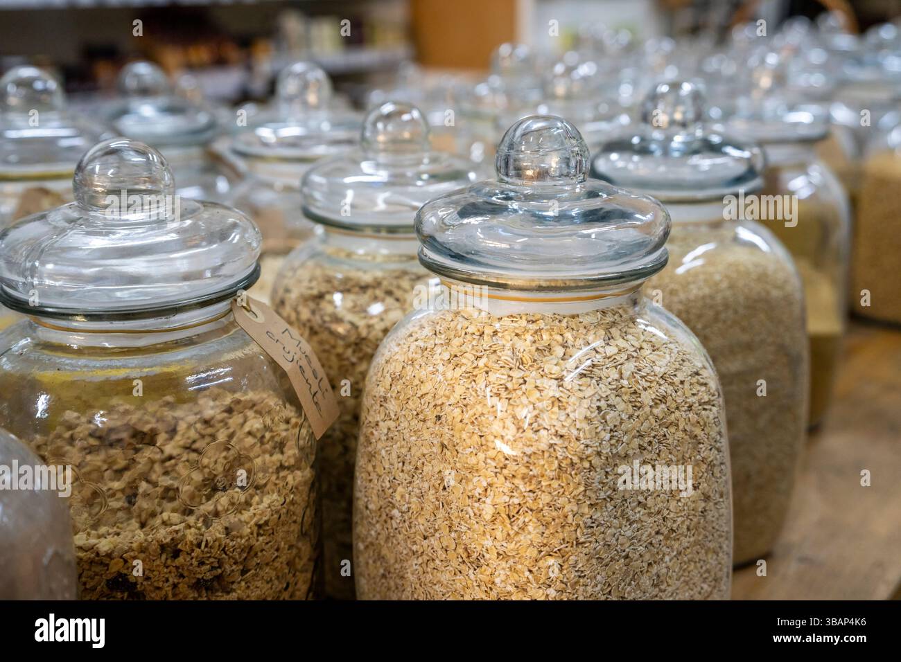 Vasi di vetro con prodotti ecologici, negozio ecologico, Granada, Andalusia, Spagna Foto Stock