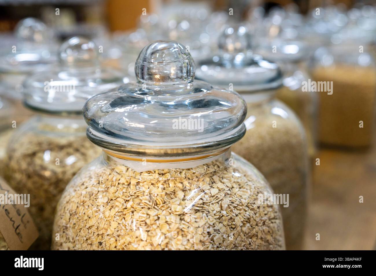 Vasi di vetro con prodotti ecologici, negozio ecologico, Granada, Andalusia, Spagna Foto Stock