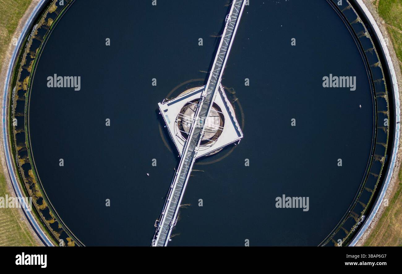 13 maggio 2025, Sassonia-Anhalt, Halle (Saale): Le acque reflue vengono trattate nella fase finale del trattamento nei chiarificatori secondari dell'impianto di trattamento delle acque reflue di Halle-Nord. L'impianto di trattamento delle acque reflue è uno dei più moderni impianti di trattamento biologico su larga scala del suo genere. L'impianto può trattare fino a 75.000 metri cubi di acque reflue al giorno. La purificazione meccanica è seguita da un trattamento chimico-biologico con successivo trattamento dei fanghi di depurazione. Fino al 98% delle sostanze inquinanti viene rimosso dalle acque reflue prima che vengano rilasciate nella Saale. Lo Stadtwerke Halle/Saale è invitante Foto Stock