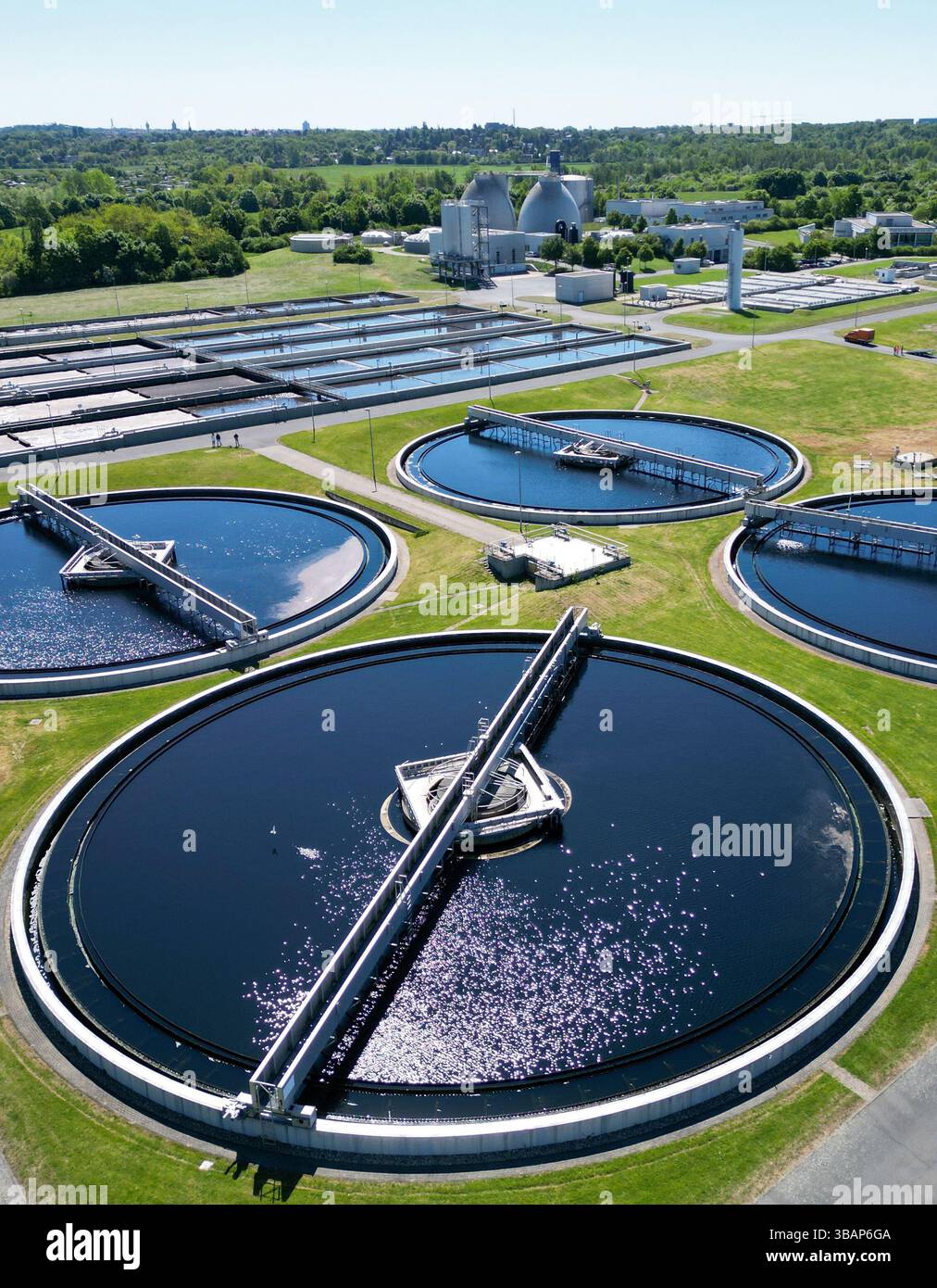 13 maggio 2025, Sassonia-Anhalt, Halle (Saale): Le acque reflue vengono trattate nella fase finale del trattamento nei chiarificatori secondari dell'impianto di trattamento delle acque reflue di Halle-Nord. L'impianto di trattamento delle acque reflue è uno dei più moderni impianti di trattamento biologico su larga scala del suo genere. L'impianto può trattare fino a 75.000 metri cubi di acque reflue al giorno. La purificazione meccanica è seguita da un trattamento chimico-biologico con successivo trattamento dei fanghi di depurazione. Fino al 98% delle sostanze inquinanti viene rimosso dalle acque reflue prima che vengano rilasciate nella Saale. Lo Stadtwerke Halle/Saale è invitante Foto Stock