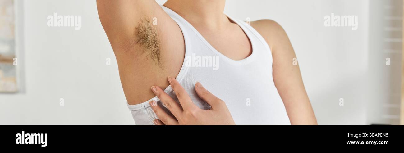 Una giovane donna mostra orgogliosamente la sua positività corporea e la sua fiducia a casa. Foto Stock