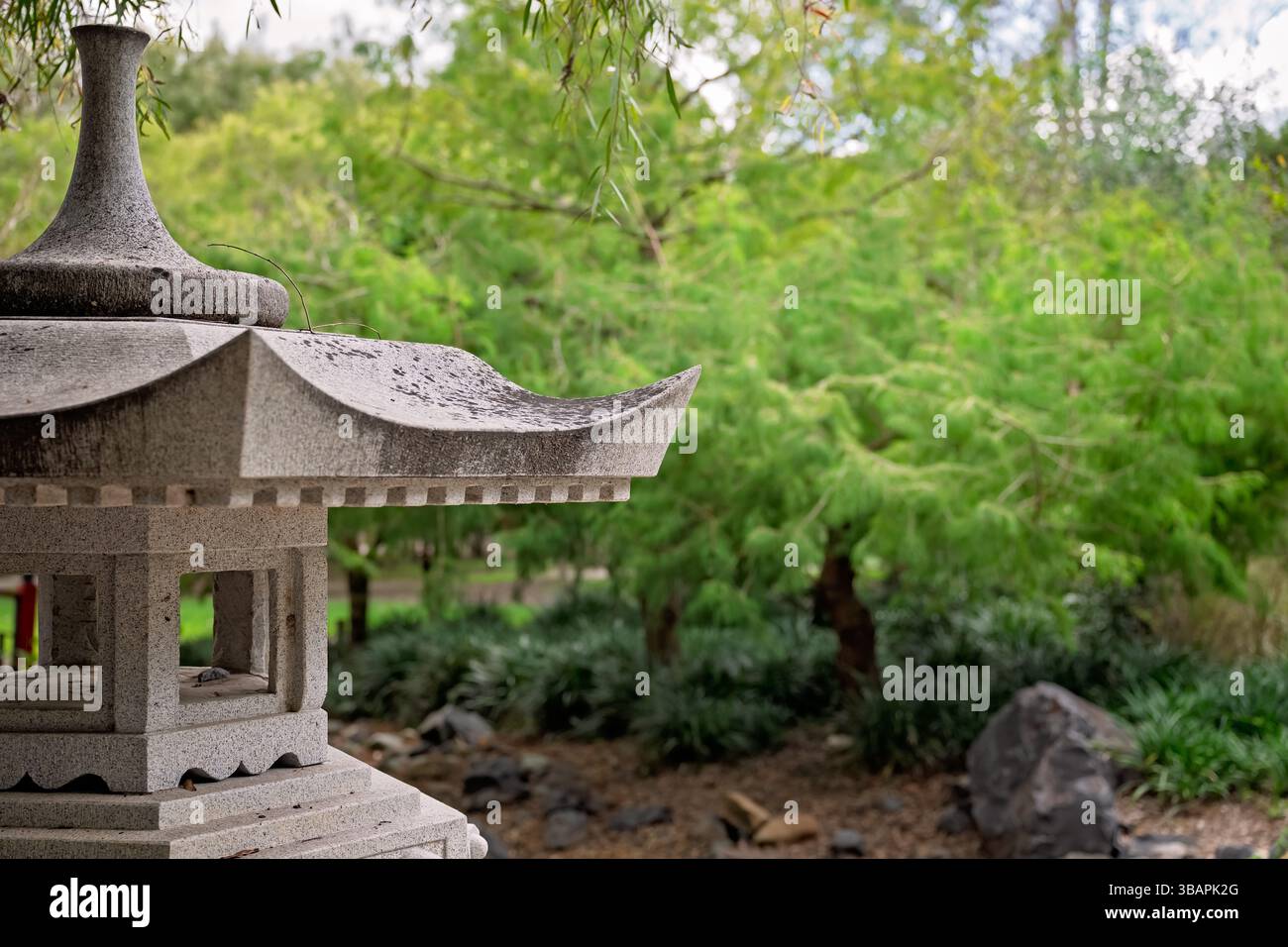 Giardino giapponese, tradizionale lanterna in pietra in un ambiente sereno e verde Foto Stock