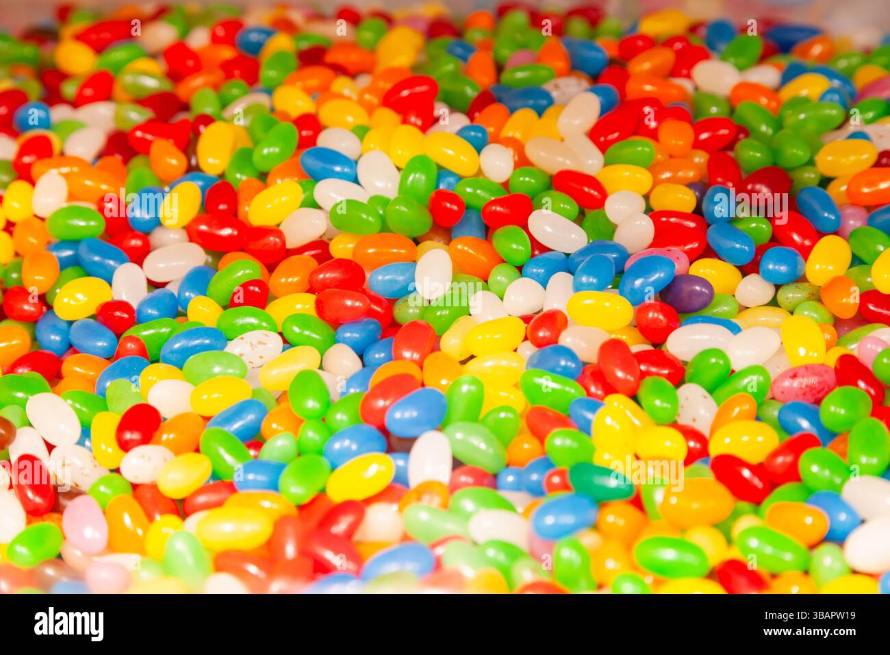 Sfondo da una pila di caramelle ovali in smalto multicolore. Foto Stock