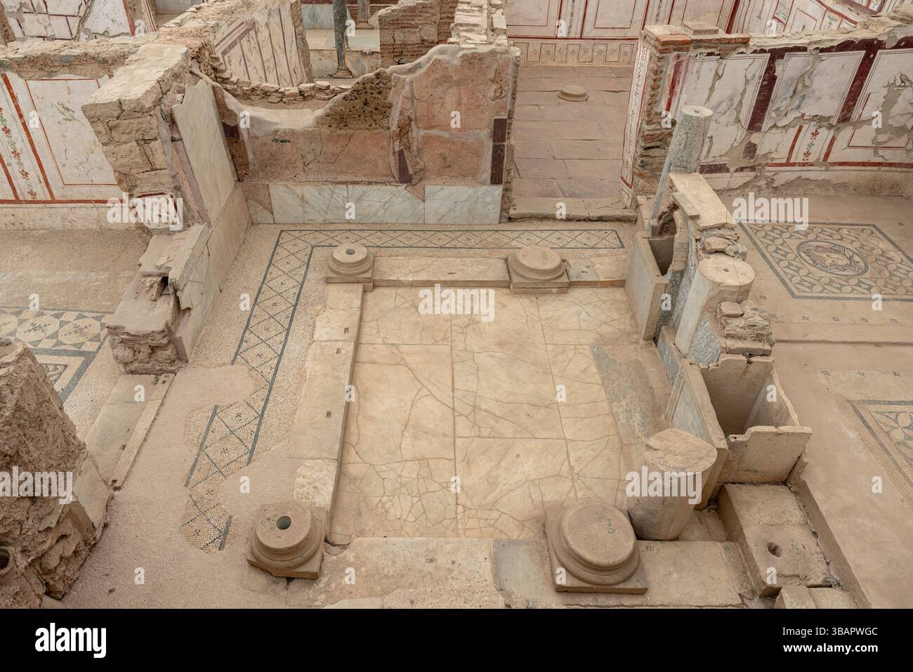 Efeso - Case con terrazza, ampio atrio con posti a sedere in pietra bassa e mosaici a motivi geometrici, parte dell'architettura domestica romana aristocratica. Foto Stock