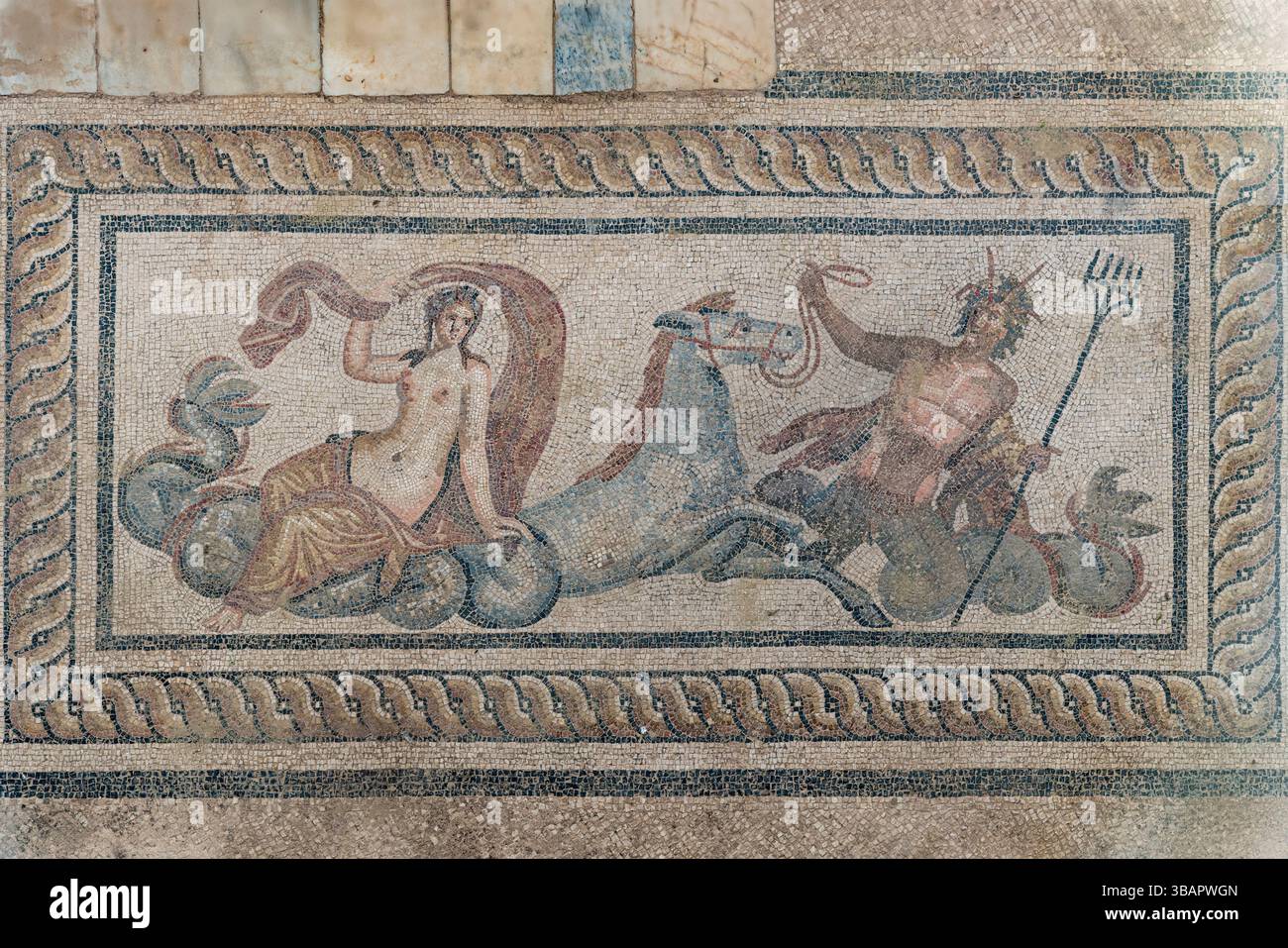 Efeso - Case a terrazza, mosaico colorato di scena marina con divinità e creature marine, classica arte mitologica romana. Foto Stock