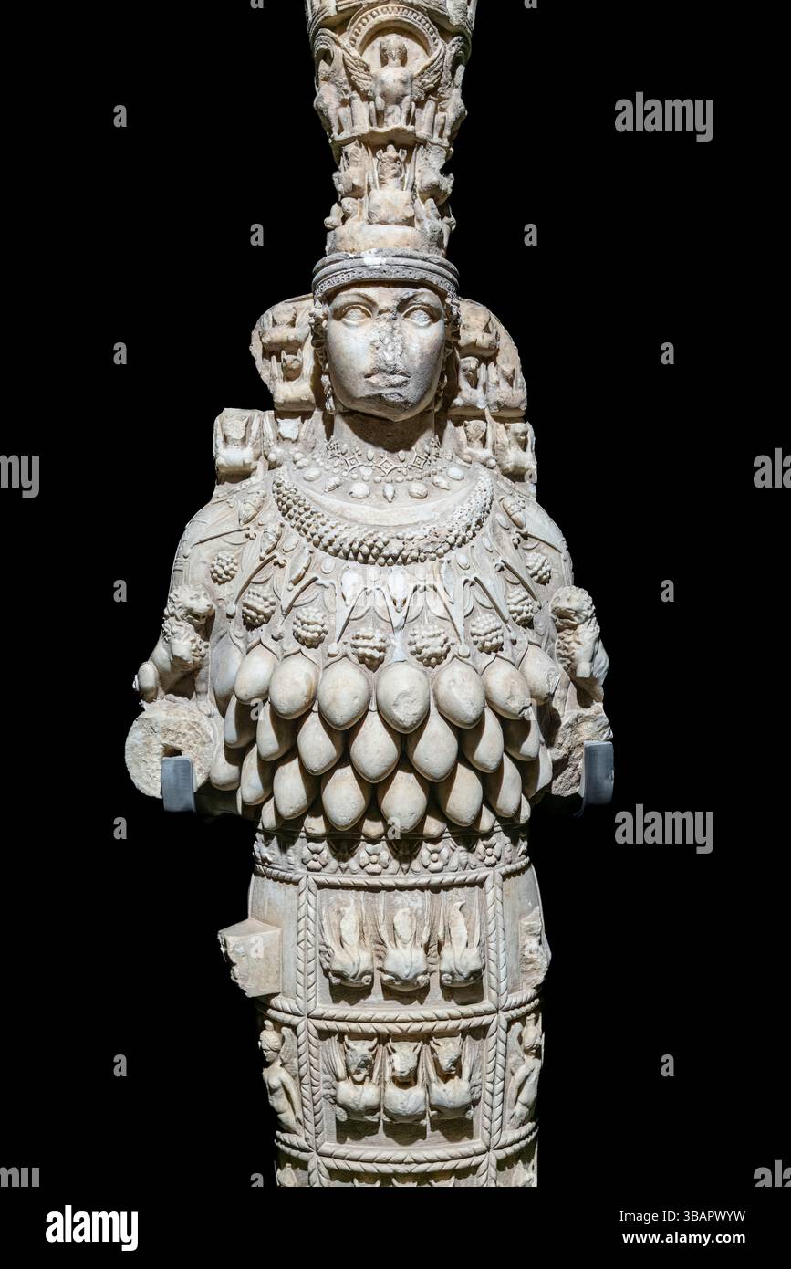 La statua di Artemide di Efeso di Selcuk, adornata da intricati simboli e animali, si erge su uno sfondo nero. Foto Stock