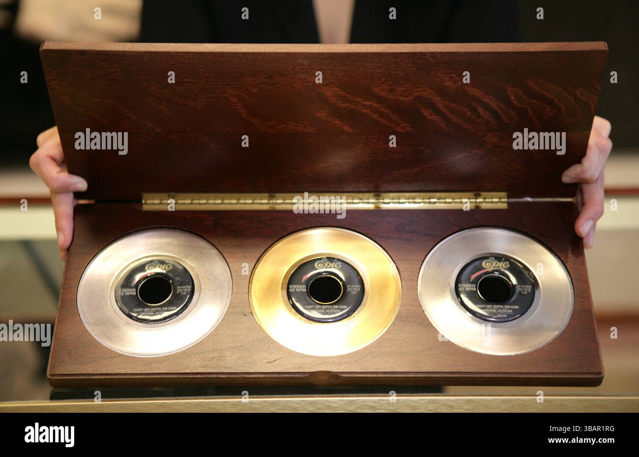 Michael Jackson collezionabile (anni '1990) all'asta Michael Jackson Memorabilia Preview at Bonhams and Butterfields a Los Angeles - 18 dicembre 2009 Foto Stock