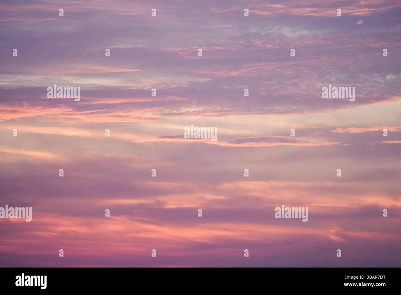 Tramonto nel cielo in colori pastello. Cielo viola e rosa con nuvole la sera. Sfondo naturale. Foto Stock