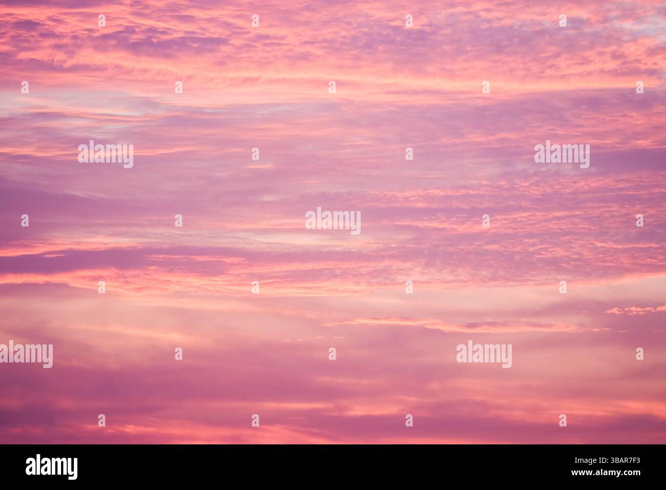 Tramonto nel cielo in colori pastello. Cielo viola e rosa con nuvole la sera. Sfondo naturale. Foto Stock