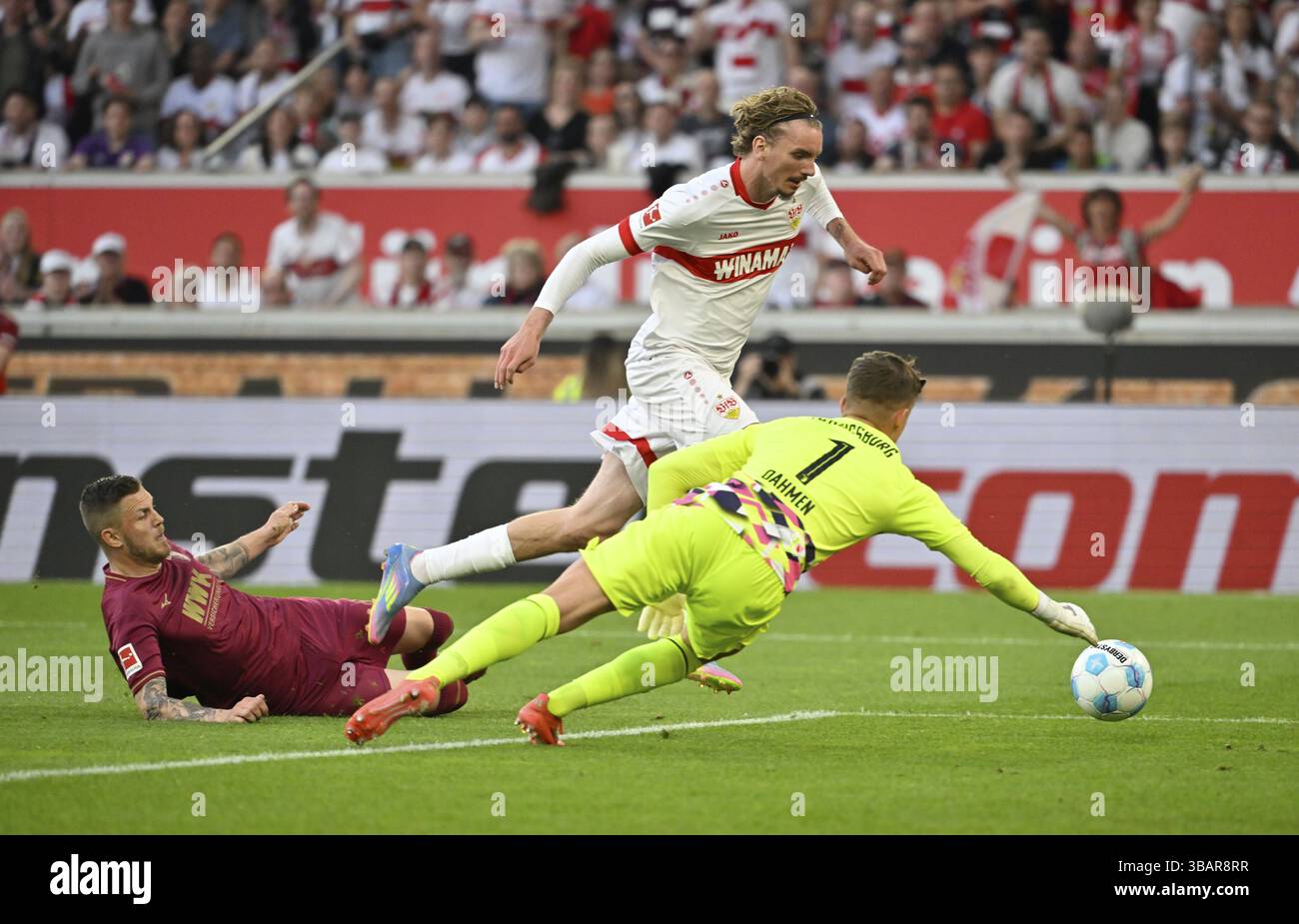 Scena area rigore, scena area goal Nick Woltemade VfB Stuttgart (11) Duel, azione contro Jeffrey Gouweleeuw FC Augsburg FCA (06) portiere Finn Dah Foto Stock