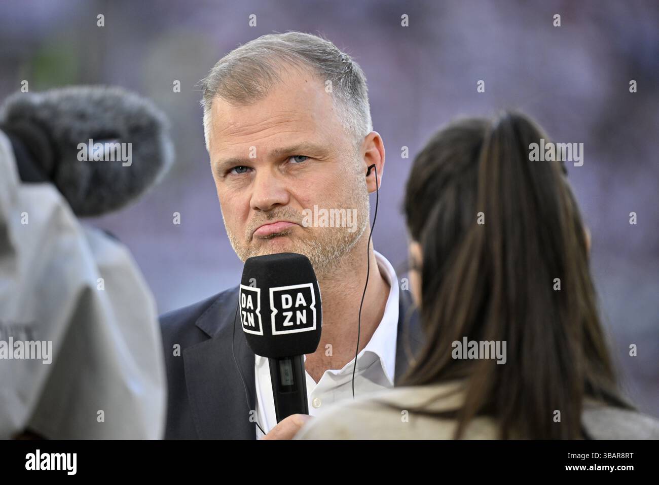 Fabian Wohlgemuth VfB Stuttgart, Chief Sports Officer, davanti alla telecamera durante l'intervista, logo del microfono con la giornalista DAZN, presentatrice Ann-Sophie Kimmel Foto Stock