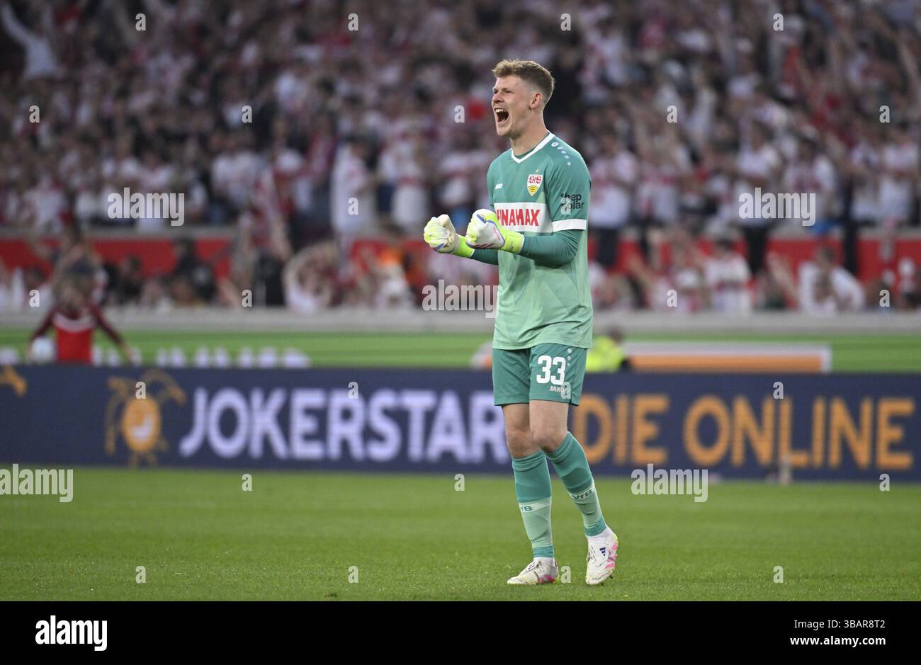 Celebrazione degli obiettivi portiere Alexander Nuebel VfB Stuttgart (33) Gesture Gesture MHPArena, MHP Arena Stuttgart, Baden-Wuerttemberg, Germania, Europa Foto Stock Celebrazione degli obiettivi portiere Alexander Nuebel VfB Stuttgart (33) Gesture Gesture MHPArena, MHP Arena Stuttgart, Baden-Wuerttemberg, Germania, Europa Foto Stock