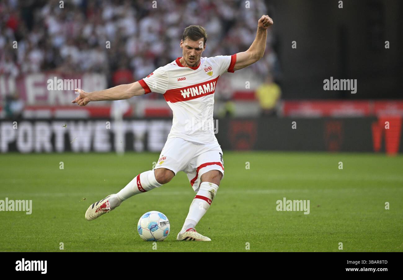 Pascal Stenzel VfB Stuttgart (15) azione sul pallone MHPArena, MHP Arena Stuttgart, Baden-Wuerttemberg, Germania, Europa Foto Stock