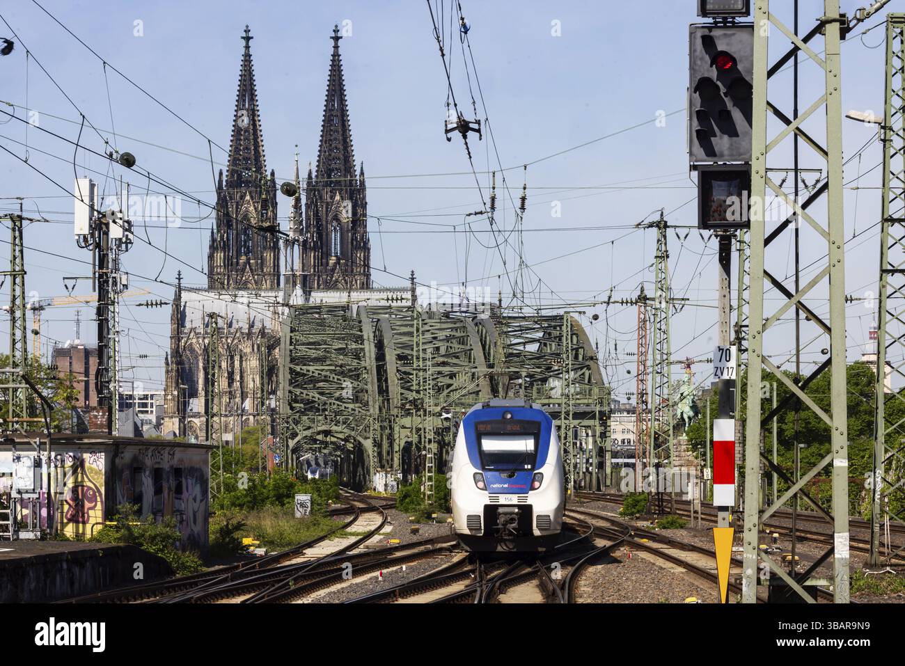 Traffico ferroviario tra Colonia-Deutz e la stazione centrale di Colonia. Ponte Hohenzollern, ponte ferroviario sul Reno. Le torri della Cattedrale di Colonia in Foto Stock