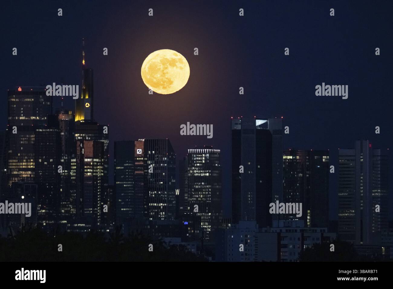 La luna piena passa dietro lo skyline bancario di Francoforte, Francoforte sul meno, Assia, Germania, Europa Foto Stock