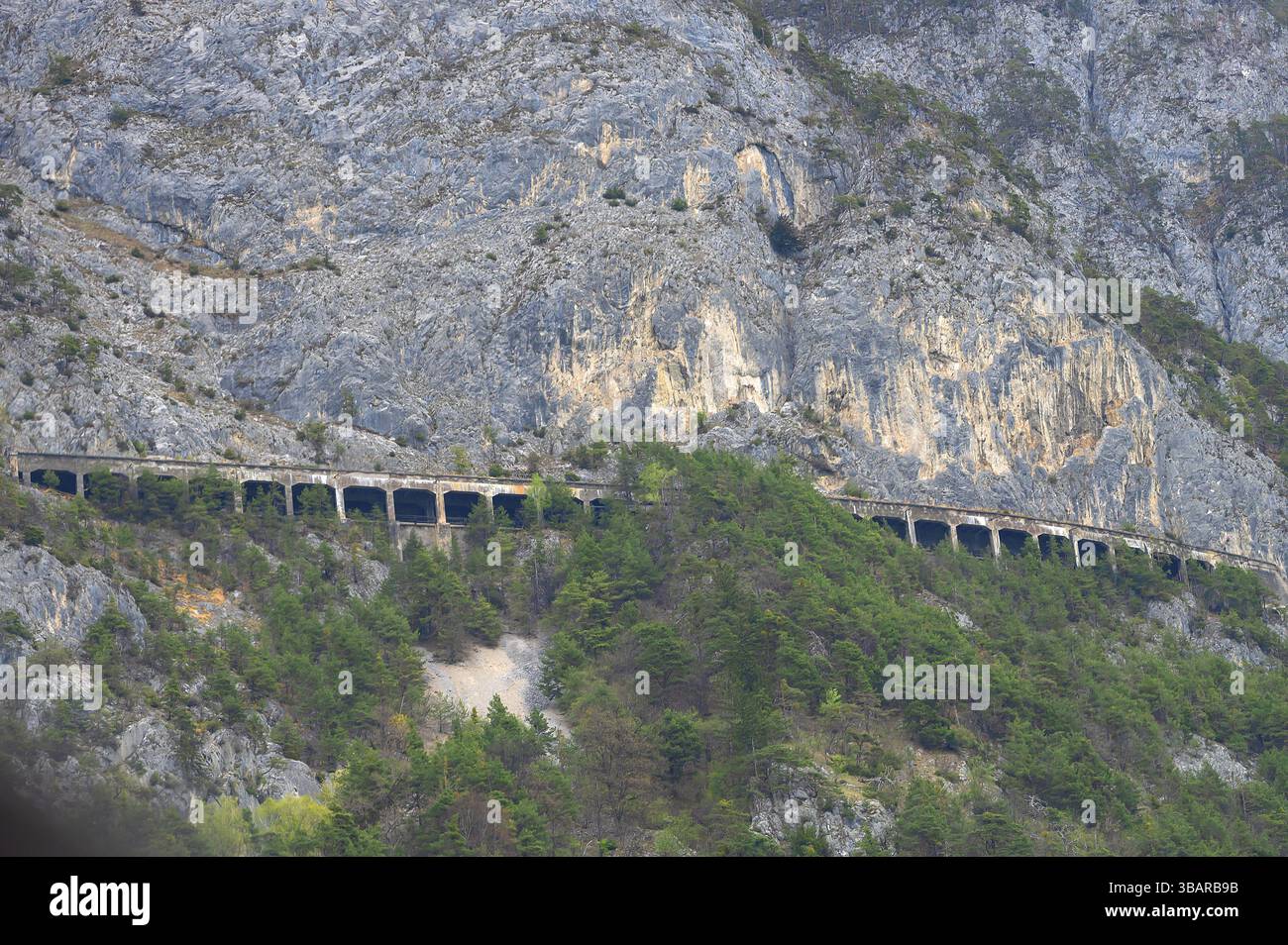 Galleria ferroviaria sulle pendici montane, alto Adige, Italia, Europa Foto Stock