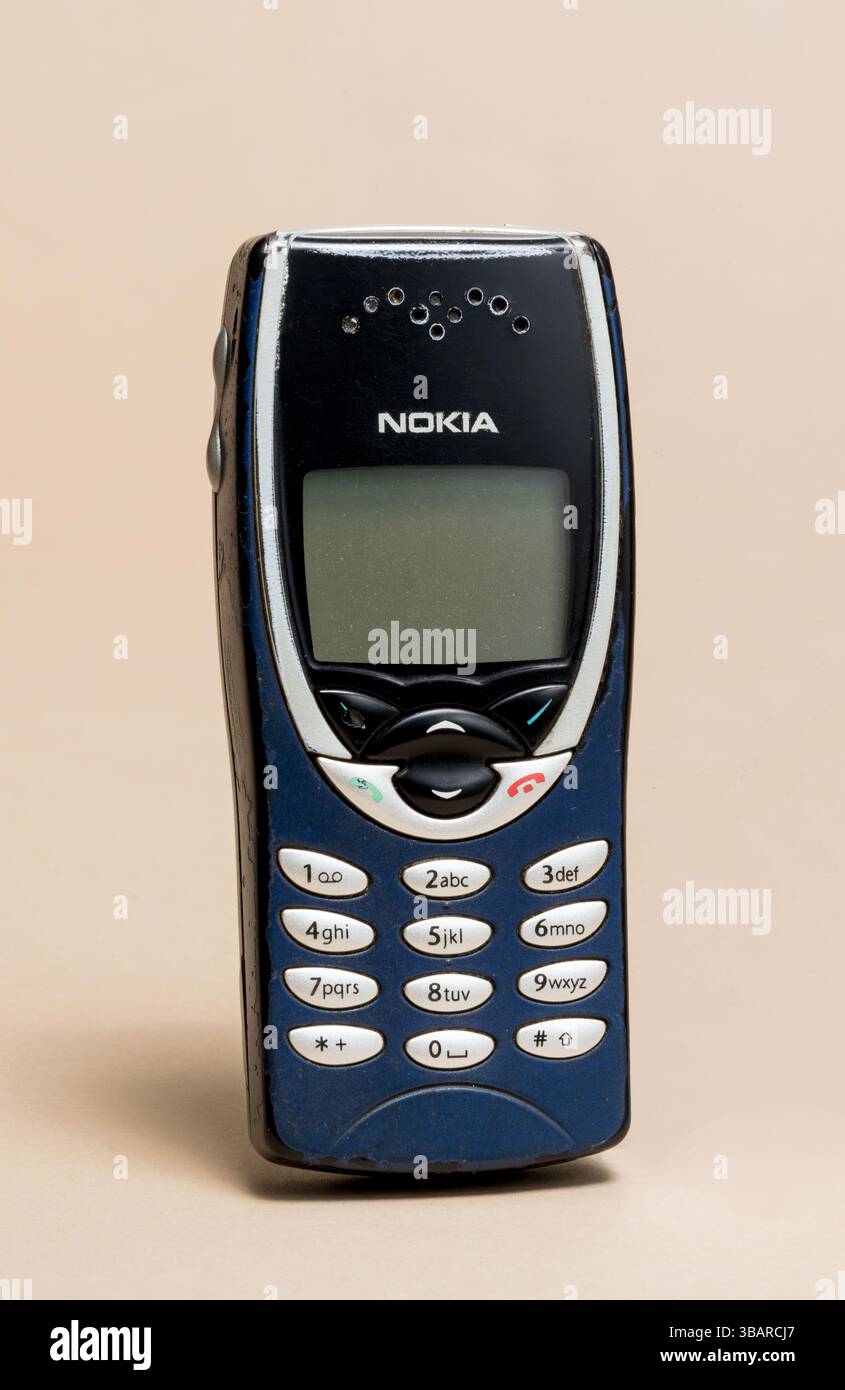 Pavia, Lombardia, Italia - 23 novembre 2024: Cellulare Nokia 8210 dal 1999 al MUSDI Museum. Pesava 79gr e aveva una durata della batteria (in callin Foto Stock