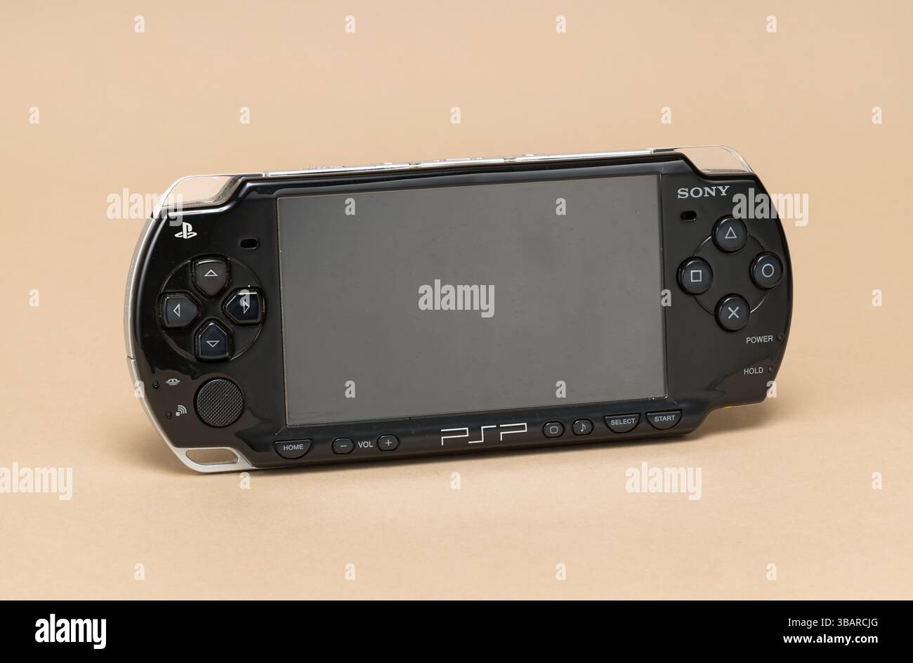 Pavia, Lombardia, Italia - 27 dicembre 2024: Console Sony PS (PlayStation) One, dal 1994 al MUSDI Museum. Ha venduto 28 milioni di unità. Il primo prezzo era Foto Stock