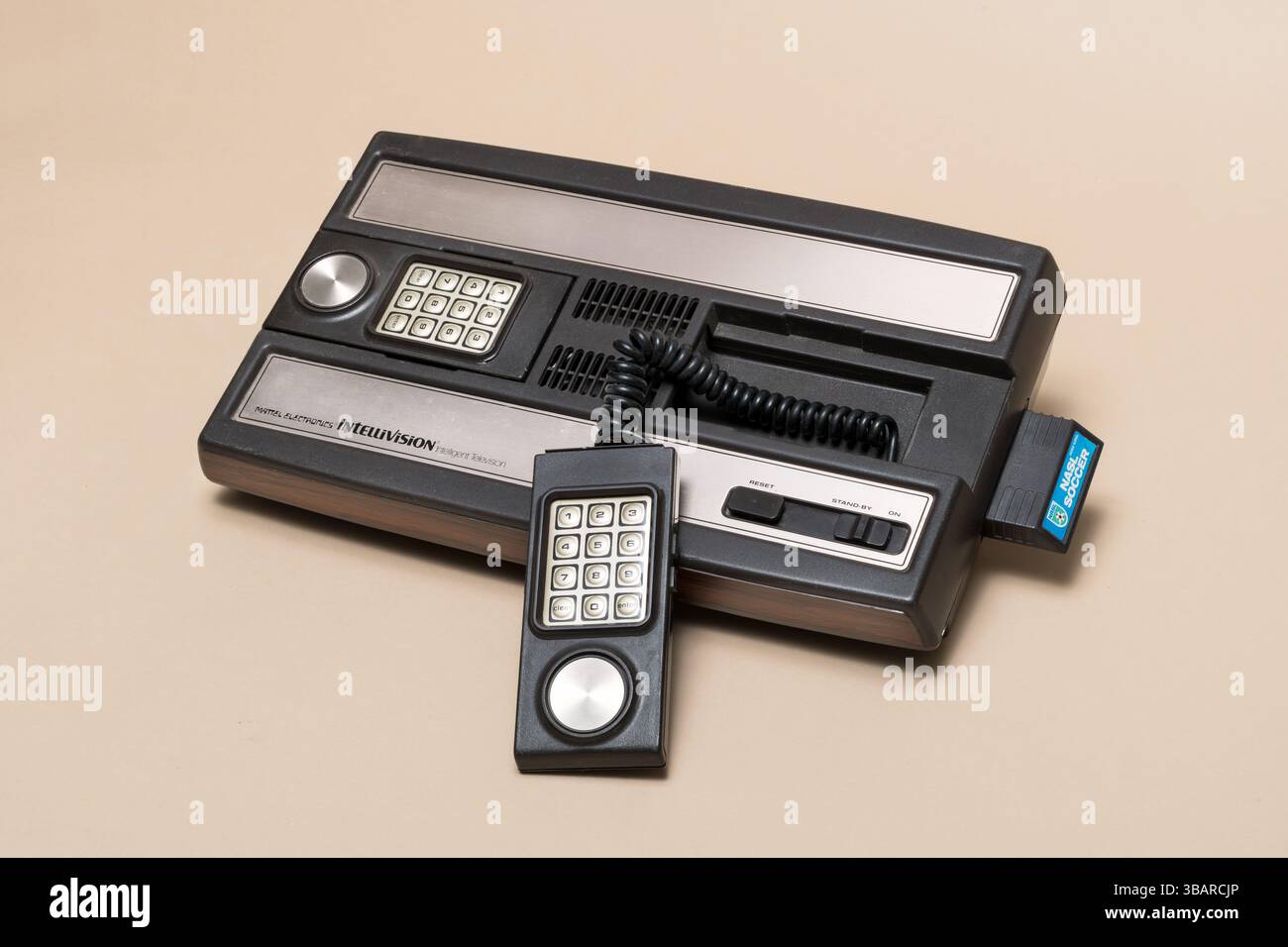 Pavia, Lombardia, Italia - 23 novembre 2024: Intellivision Console, di Mattel Electronics, dal 1979 al MUSDI Museum. Commercializzato nel 1979 negli Stati Uniti, nel 1982 i Foto Stock