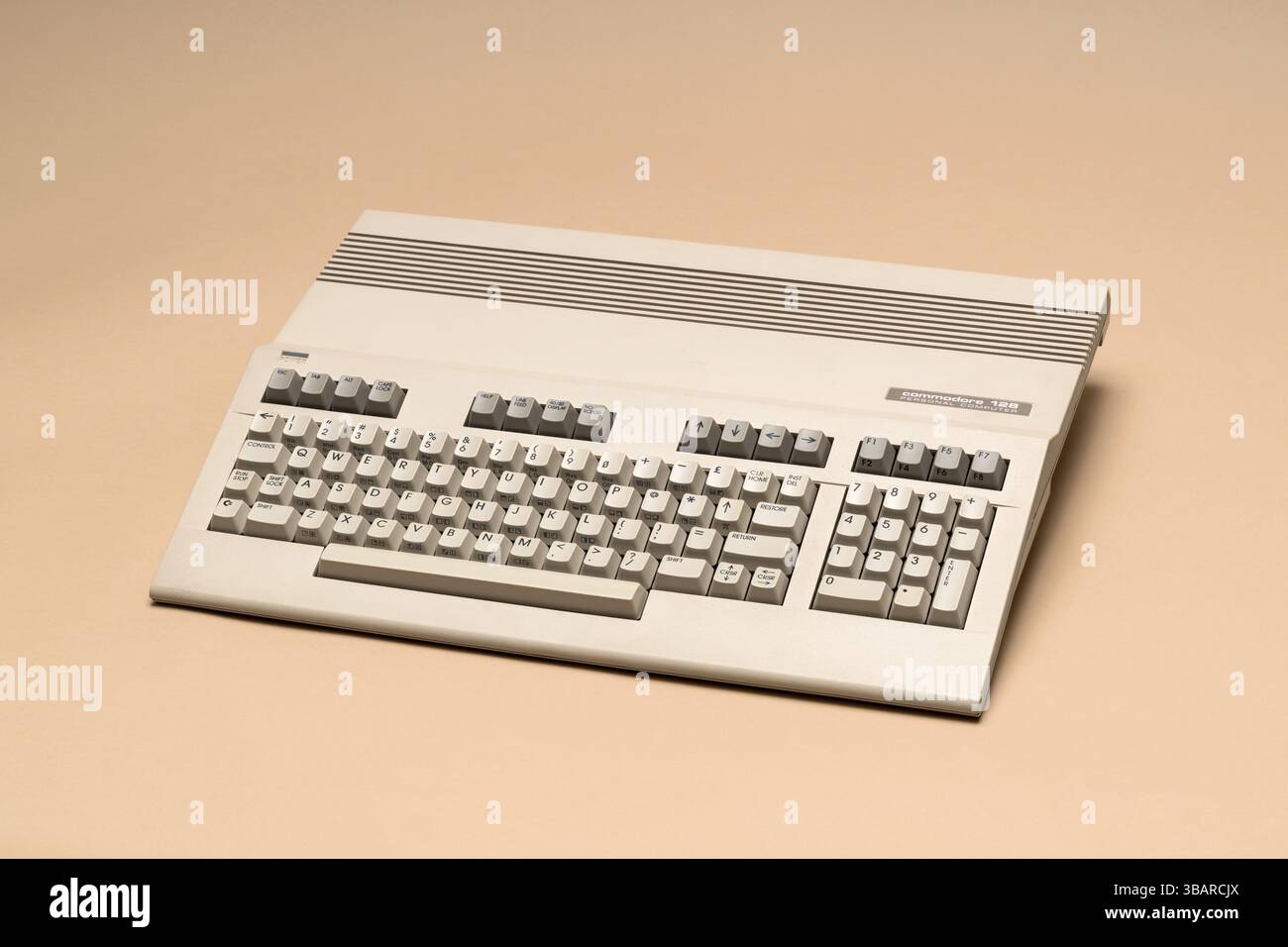 Pavia, Lombardia, Italia - 8 dicembre 2024: Commodore 128 Personal computer, dal 1985 al Museo MUSDI. Commercializzato tra il 1985 e il 1989. Era un 8 bit Foto Stock